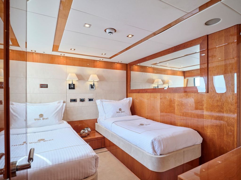 WHITE PEARL I - Boat Images