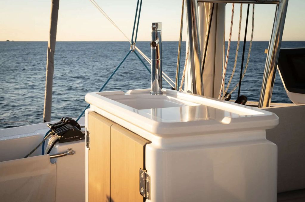 MILLENNIUM FALCON II - Boat Images
