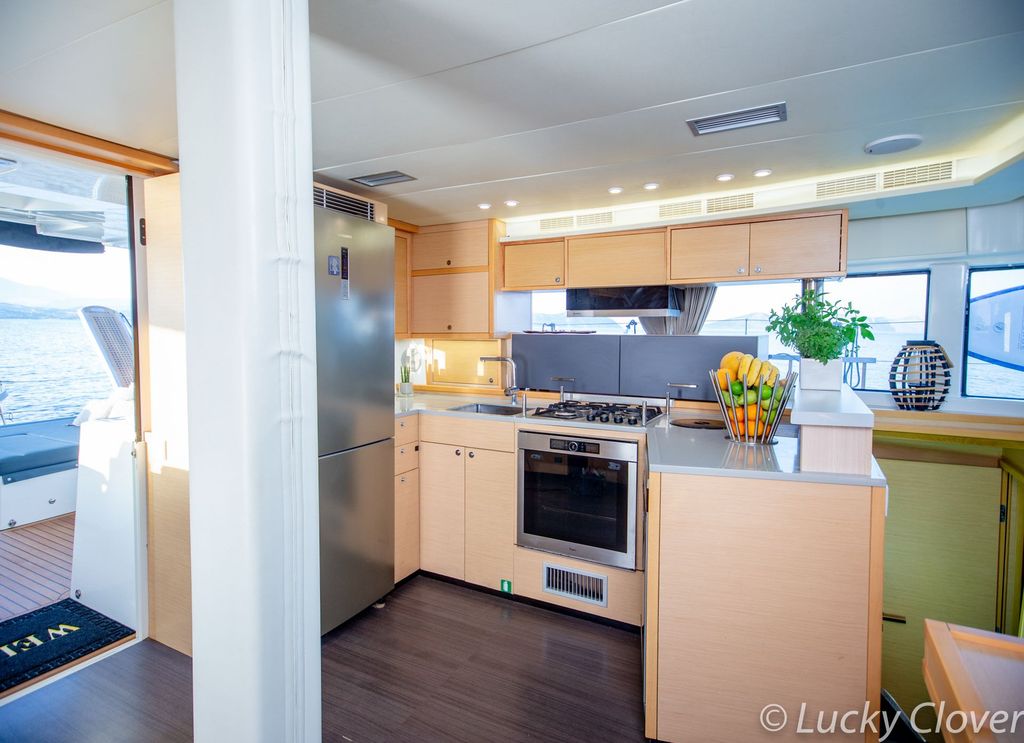 LUCKY CLOVER - Boat Images