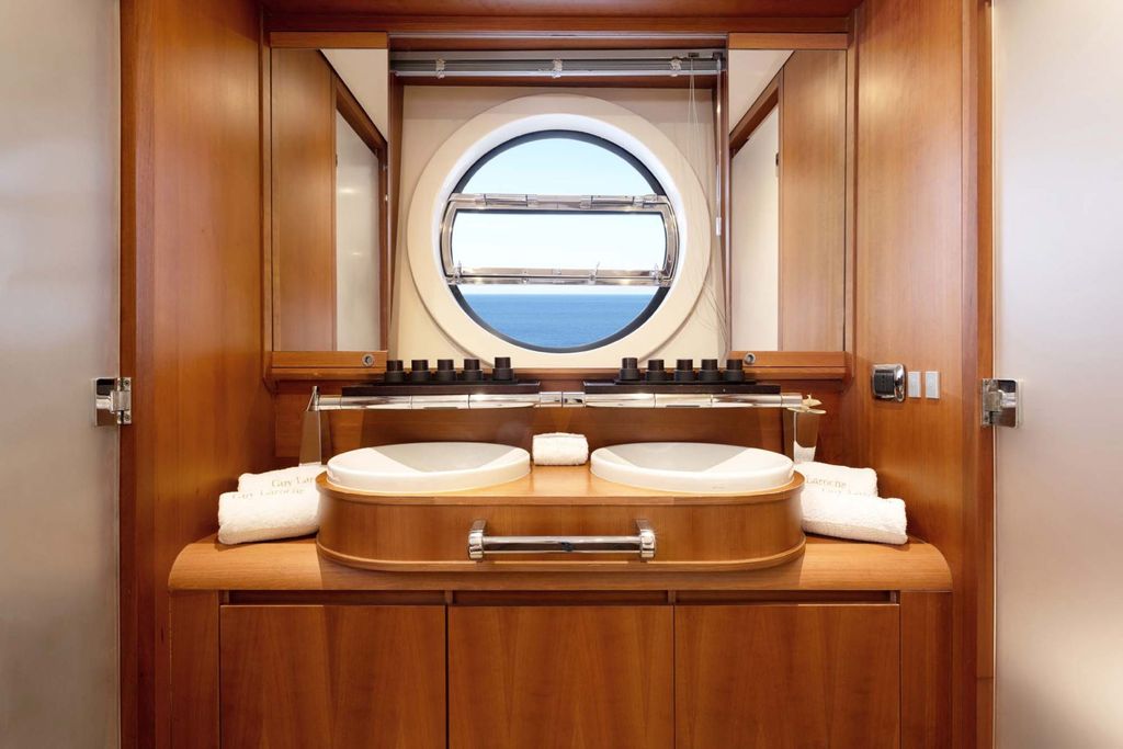 QUESTA e VITA - Boat Images