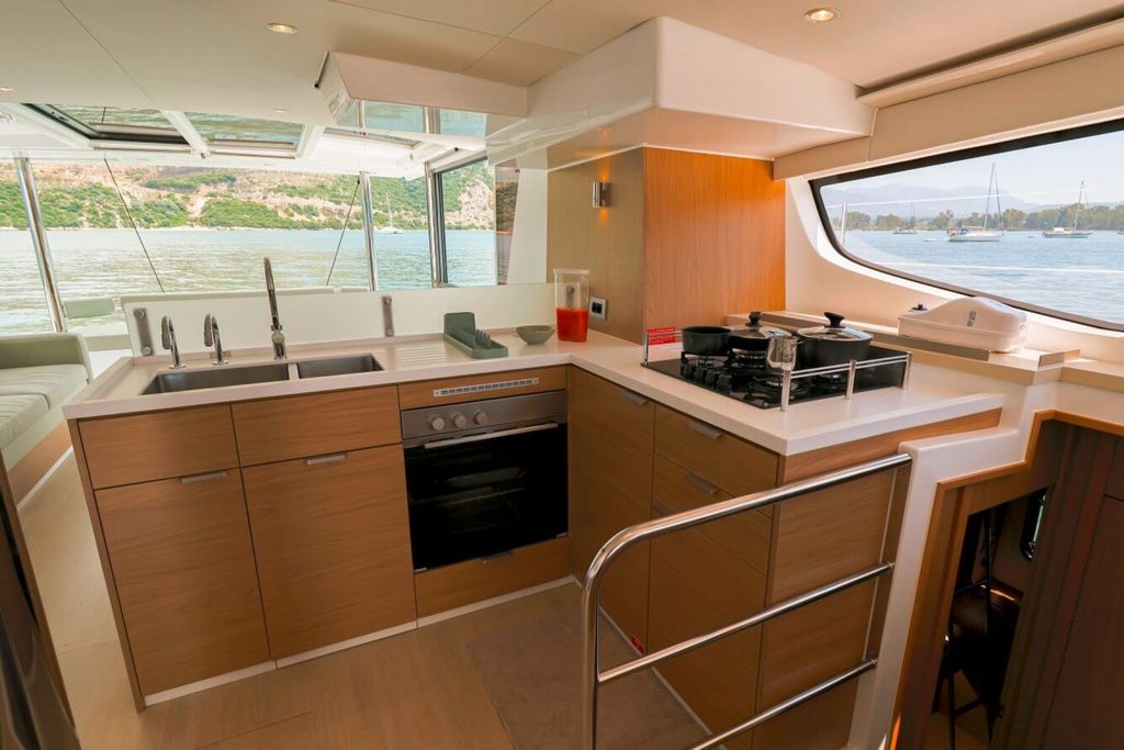 DREAM ON - Boat Images