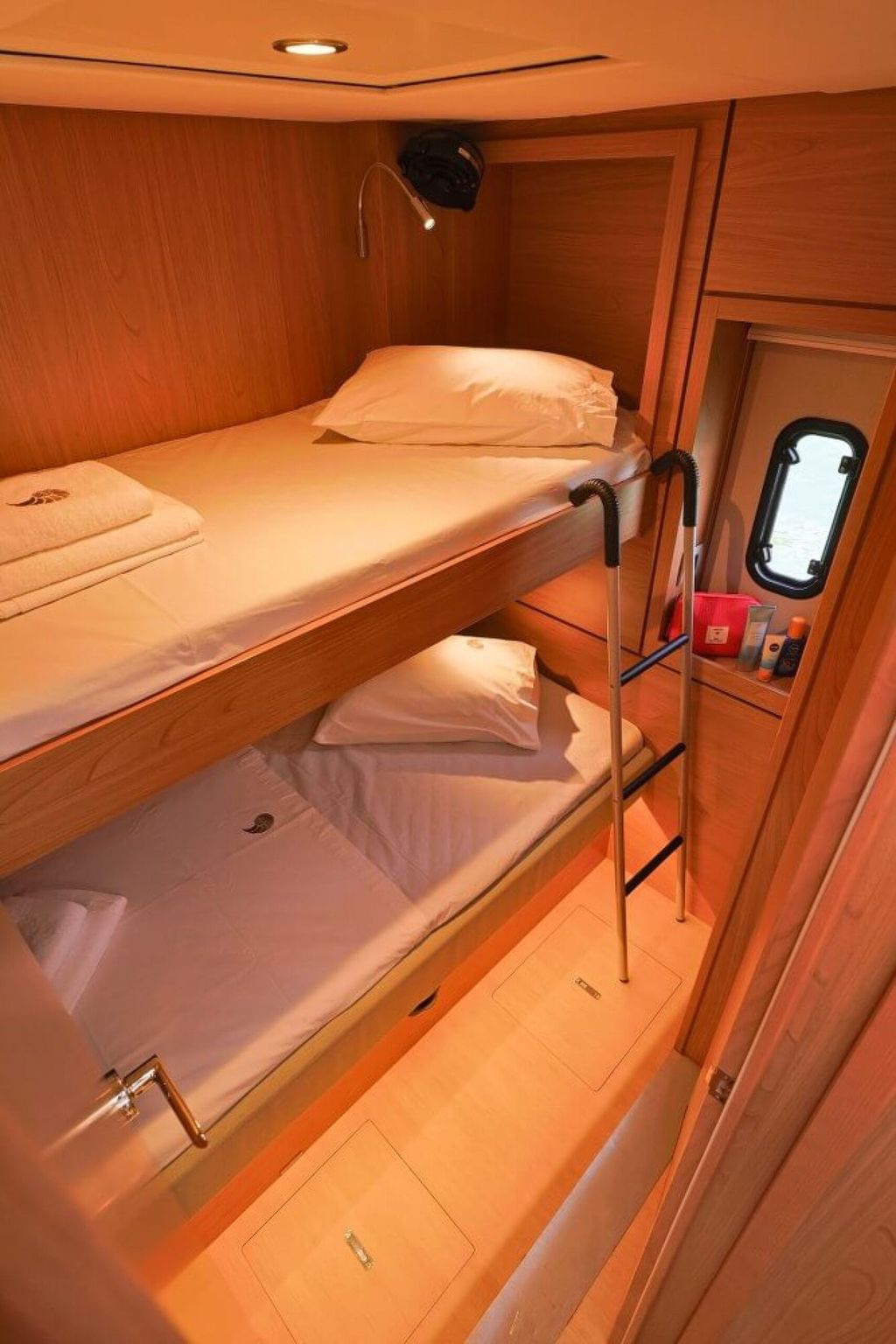 DREAM ON - Boat Images