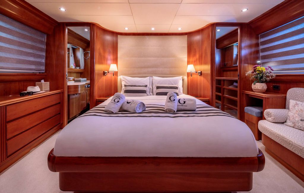 GORGEOUS - Boat Images