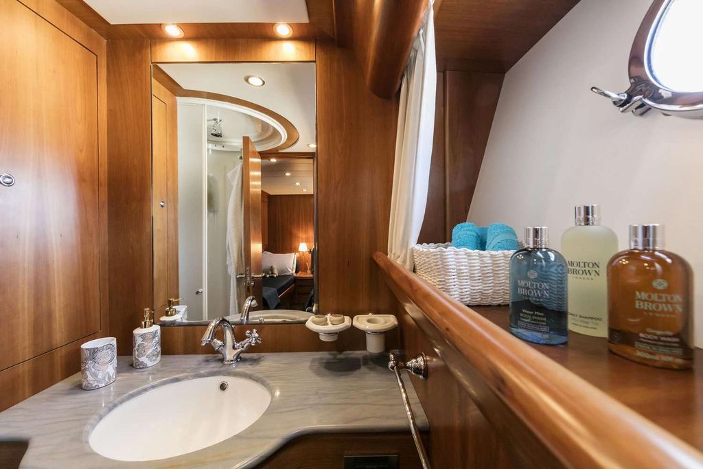 GORGEOUS - Boat Images