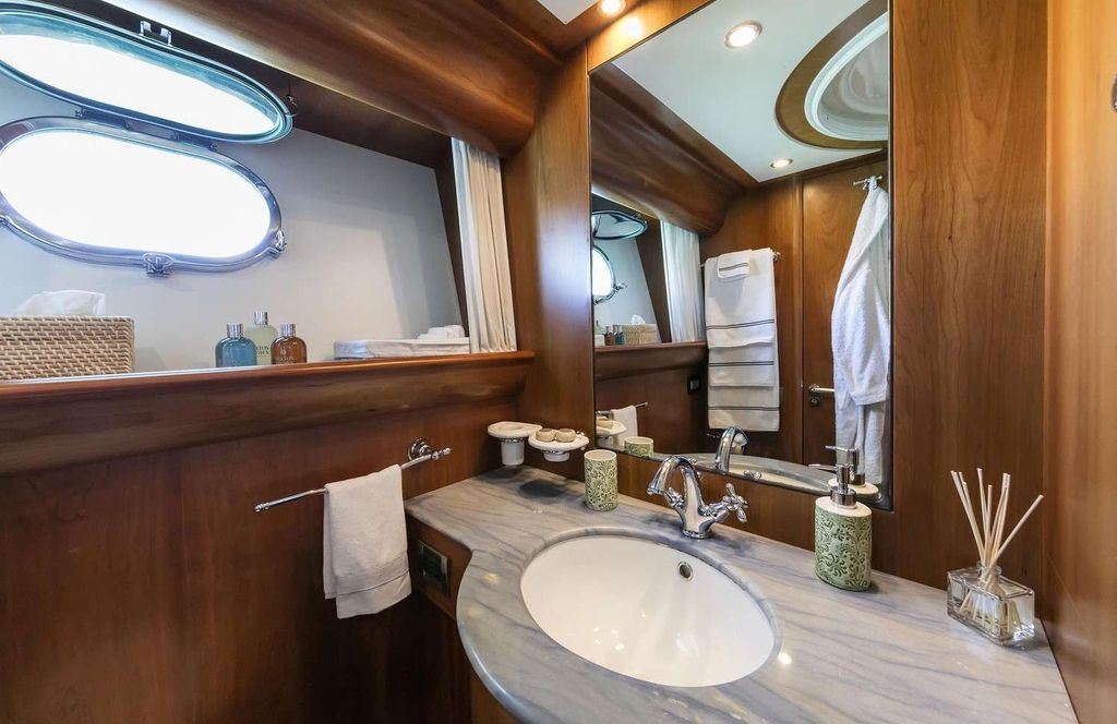GORGEOUS - Boat Images