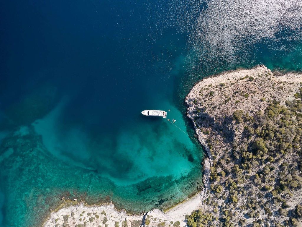 ESTIA YI - Boat Images