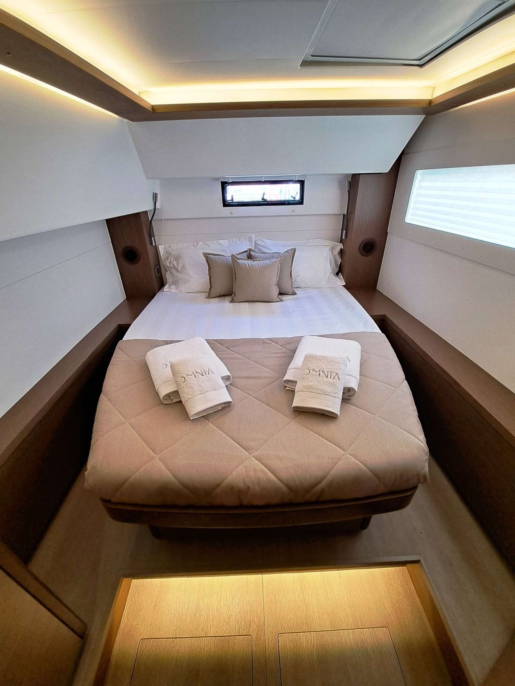 Omnia - Boat Images