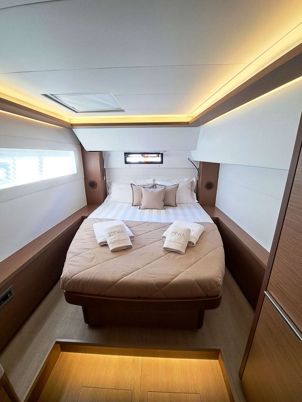 Omnia - Boat Images