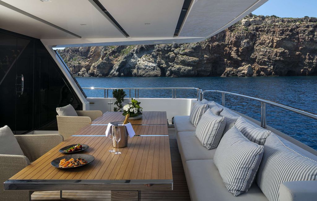 Dinaia - Boat Images
