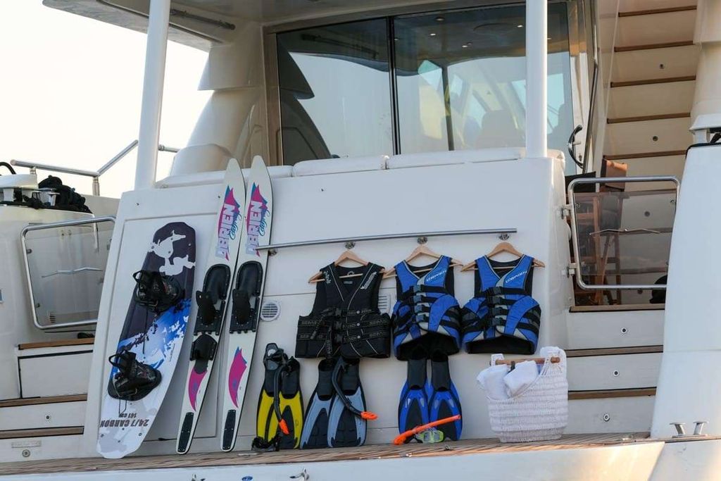 SUMMER THERAPY - Boat Images