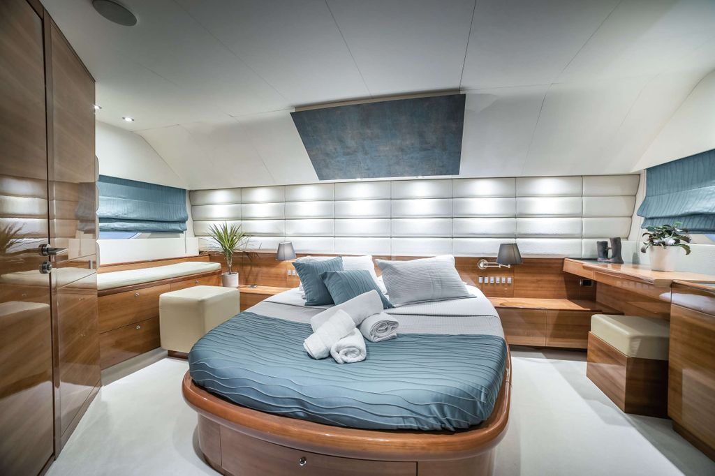 SUMMER THERAPY - Boat Images