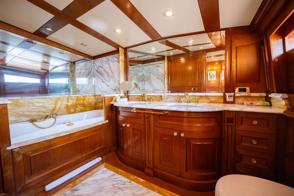 AQUILA - Boat Images