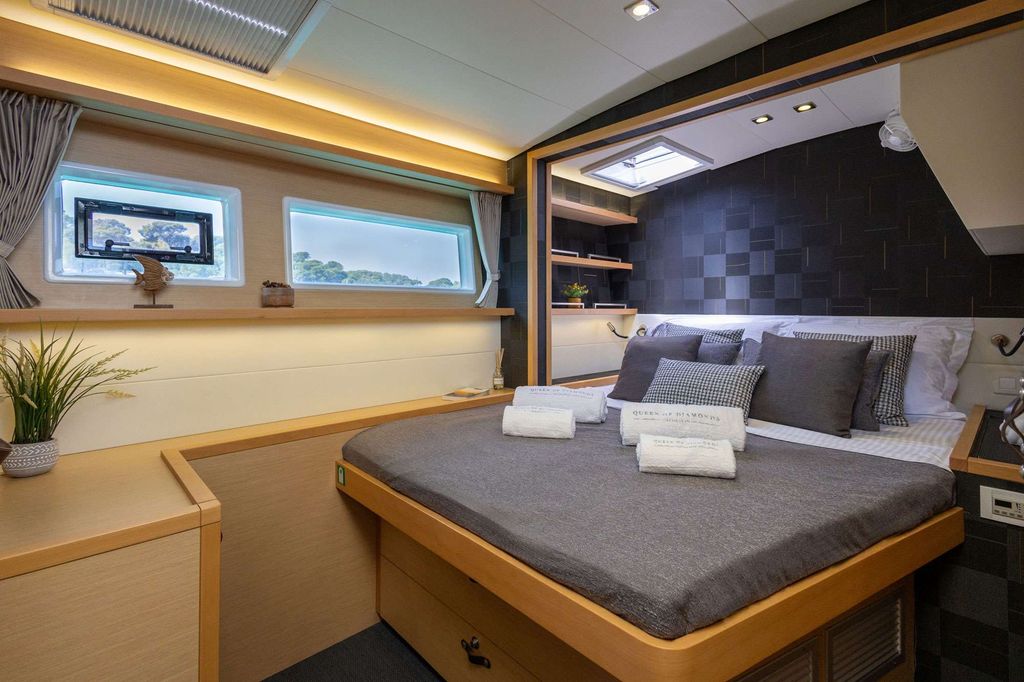 QUEEN OF DIAMONDS - Boat Images