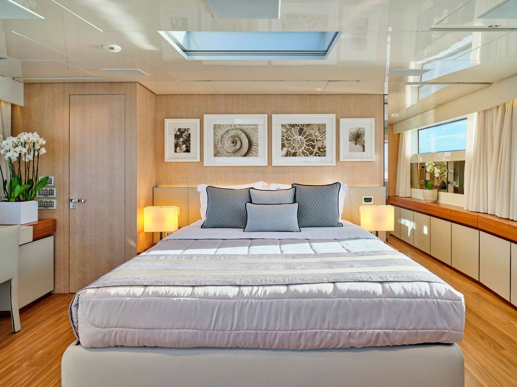 GOLDEN YACHT - Boat Images