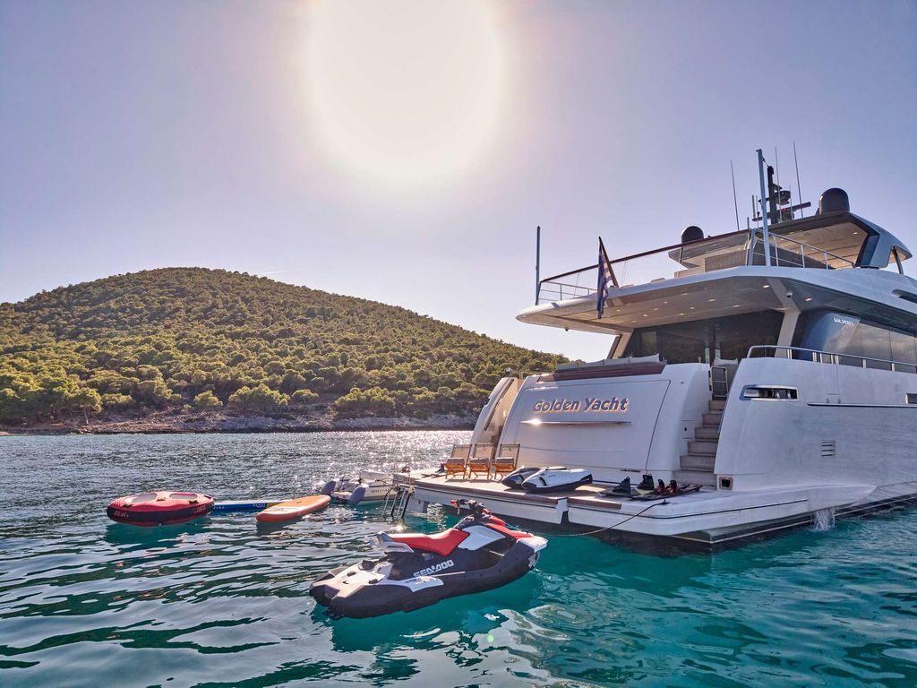 GOLDEN YACHT - Boat Images
