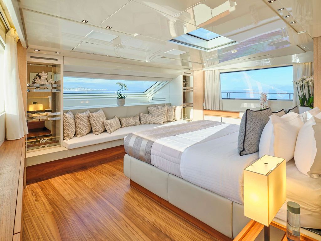 GOLDEN YACHT - Boat Images