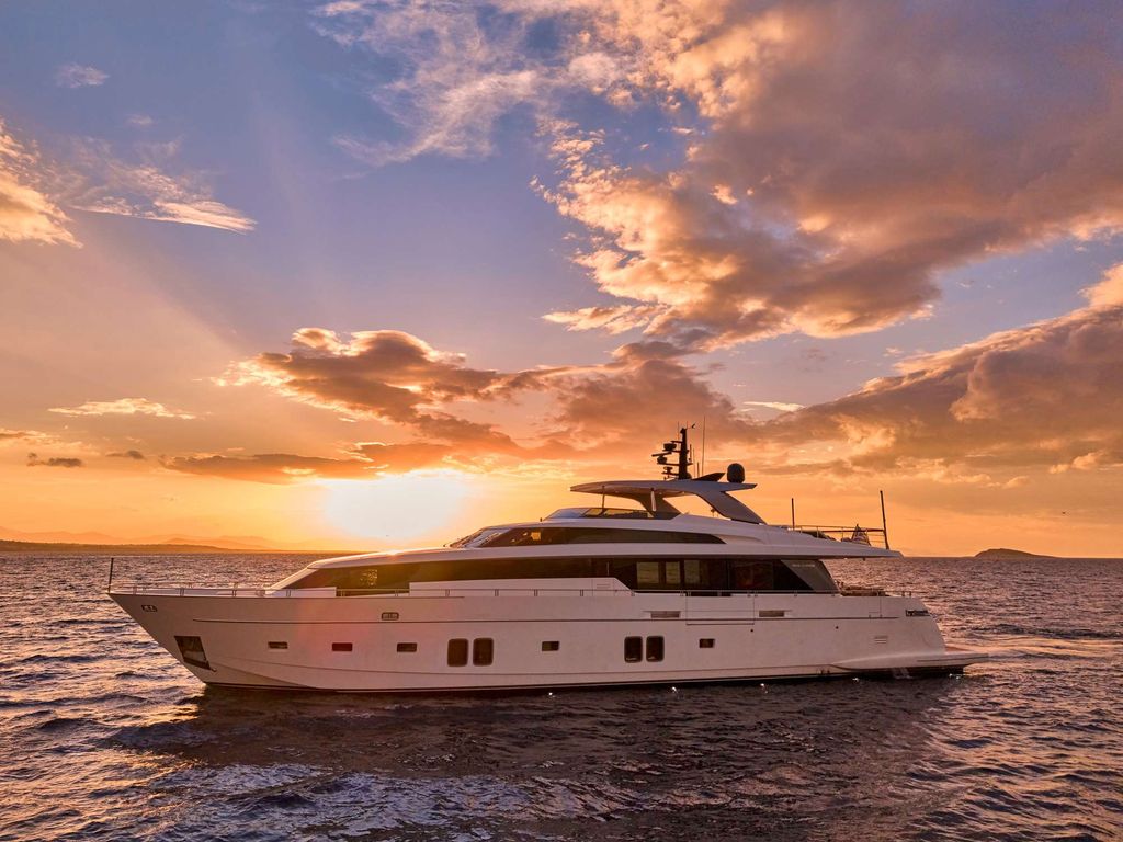 GOLDEN YACHT - Boat Images