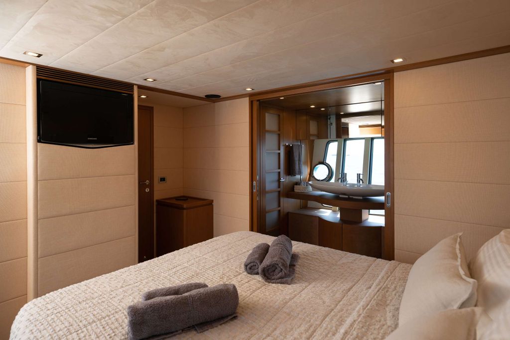 NINETEEN - Boat Images