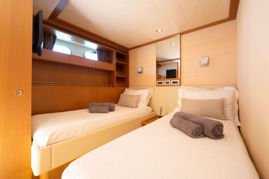 NINETEEN - Boat Images