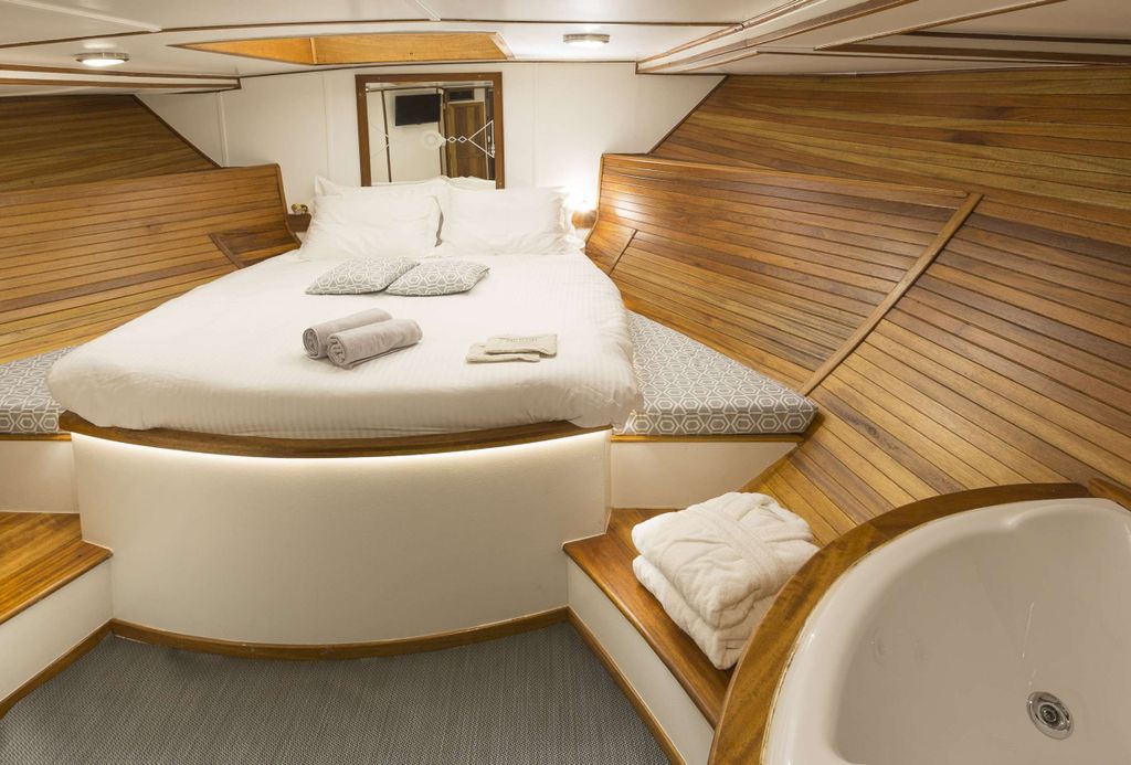 COSMOS - Boat Images