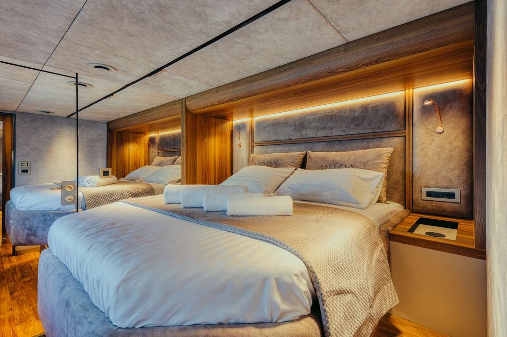 Honeymoon - Boat Images