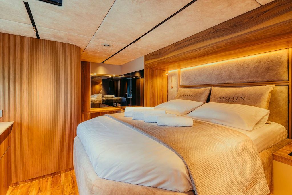 Honeymoon - Boat Images