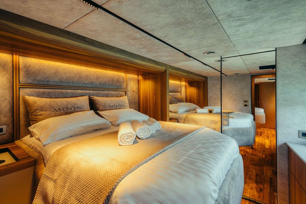 Honeymoon - Boat Images