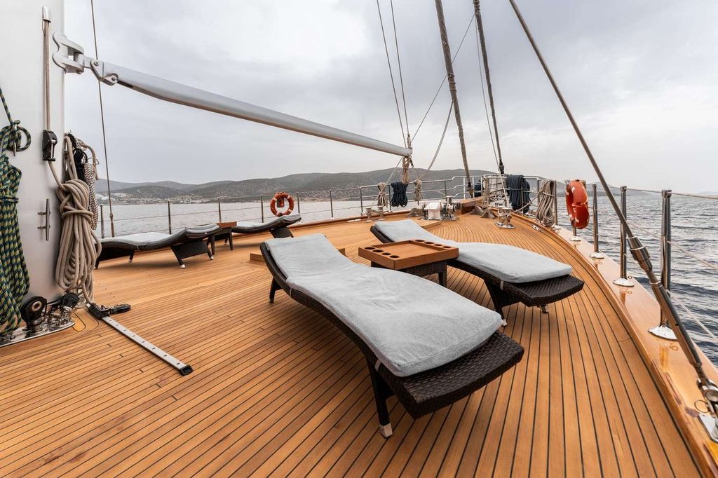 LE PIETRE - Boat Images