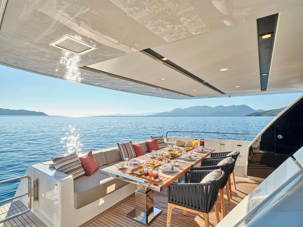 AKASTI - Boat Images