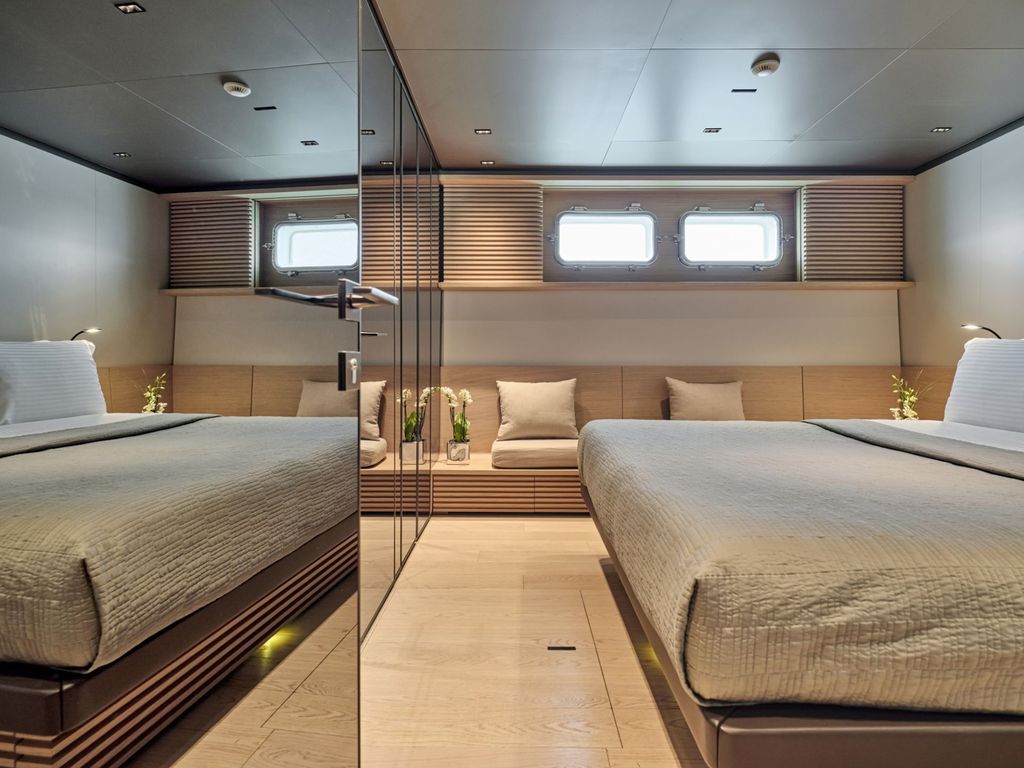 BESTIA - Boat Images