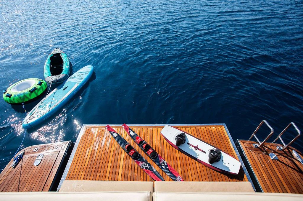 ANDROMEDA - Boat Images