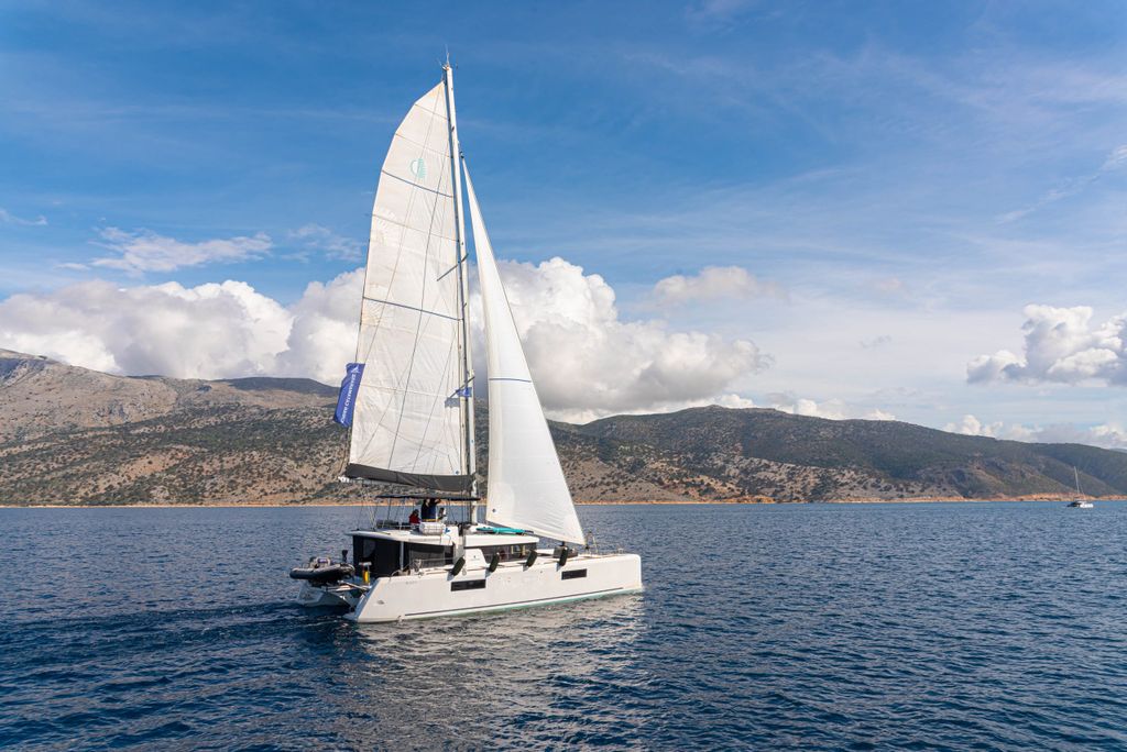 Blue Velvet – Lagoon 52F - Boat Images
