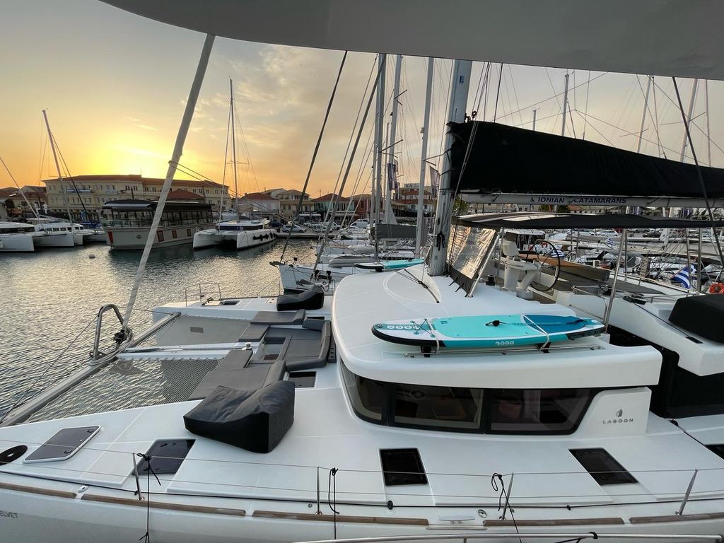 Blue Velvet – Lagoon 52F - Boat Images